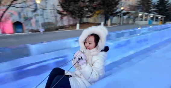 长影世纪城的梦幻冰雪之旅：灯光璀璨与雪地狂欢交织