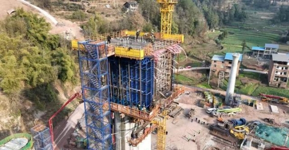西渝高铁康渝段碧溪沟大桥“0”号块成功浇筑，推动高铁建设迈向新高度