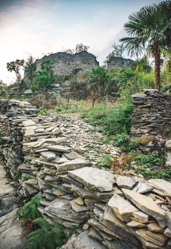 花街营盘：悬崖上的古堡遗韵