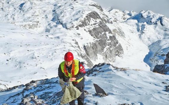 玉龙雪山的守护者：悬崖上的“蜘蛛人”