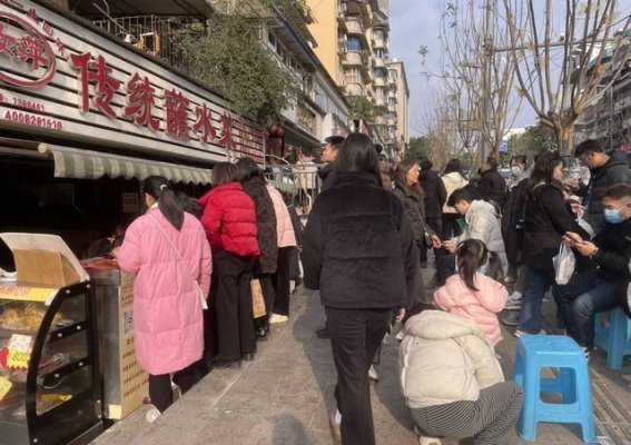 自贡灯会推动餐饮消费：游客观灯逛吃成热潮