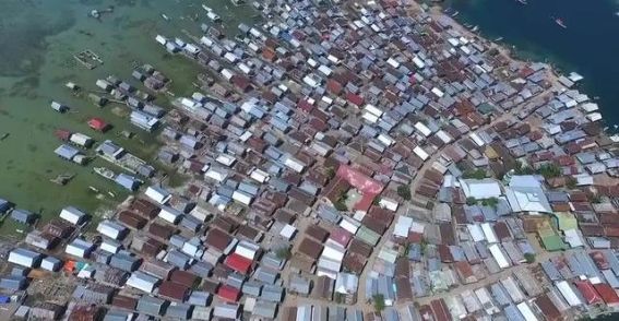 1200人居住在0.012平方公里的岛屿，生活简单却长寿