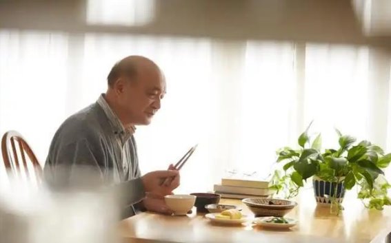 从吃饭开始，变老的4个表现！如果你没有这些变化，说明你还年轻