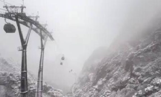 黄山冰雪灾难：游客险些命丧悬崖，景区紧急封路