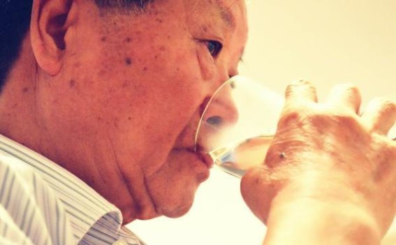 别再盲目追求“8杯水”了！科学判断缺水与饮水的正确方法