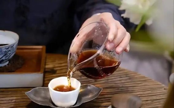 年过65岁，哪些茶最好少喝？医生提醒：关注健康饮茶习惯