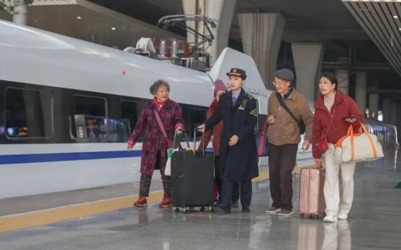 银发列车的春天：专为老年人打造的舒适旅游新体验