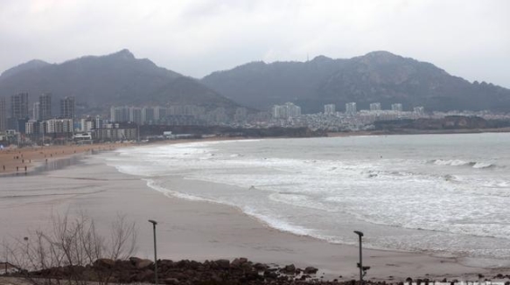 青岛海域大风巨浪，市民请远离海边