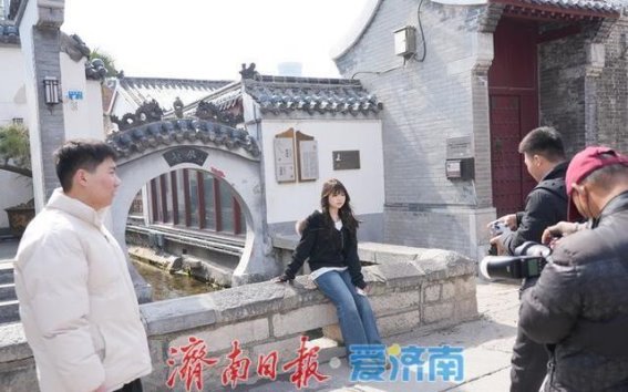 春日济南老街古巷的韵味与人潮