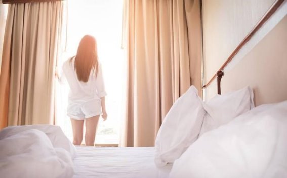 去宾馆钟点房会见女性，还需要登记吗？不登记会违法吗？