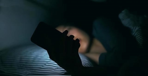 睡前手机使用的健康隐患，你可能还没有意识到