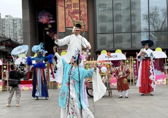 东华里：仙侠主题美食街区引领成都新风尚
