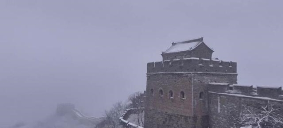 雪落金山岭，春临古寺