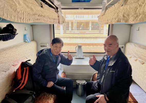 开往春天的银发列车：青岛首趟银发旅游专列启程