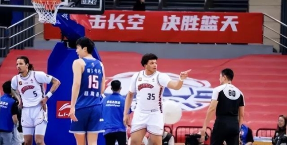 洛夫顿情绪失控，上海男篮崩盘，青岛队逆袭获胜