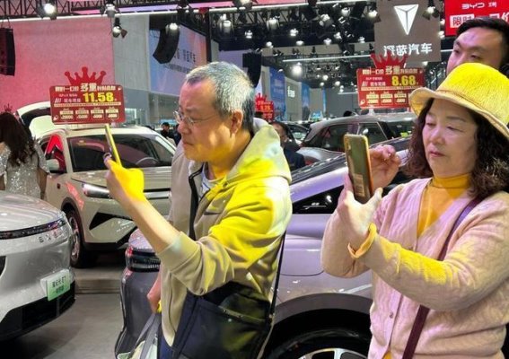 齐鲁春季车展：《哪吒2》卡通人物真人秀引爆现场
