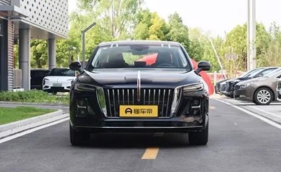 秋意渐浓，都市风光与秋景的和谐共融