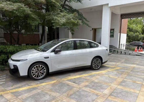 零跑B01亮相街头，打造全新智能纯电轿车