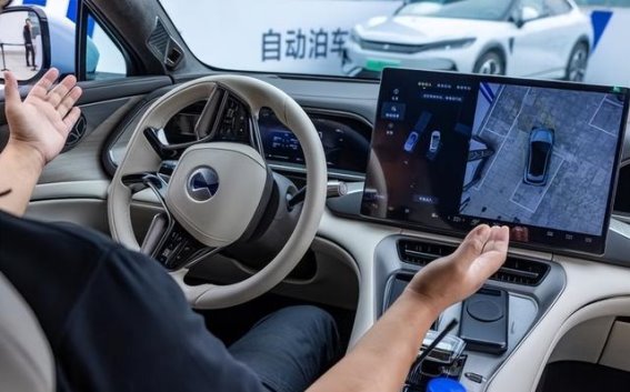 自动驾驶与人类警觉：从特斯拉事故看技术与安全的平衡