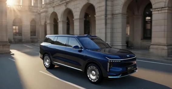 智己LS9：从女性化到商务风的设计蜕变