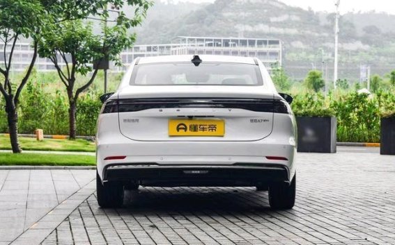 吉利银河A7新增车型：全方位提升，开创新能源家轿新局面