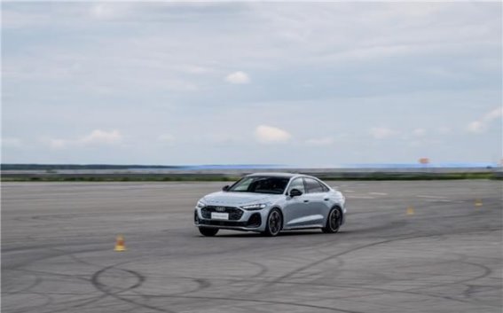 一汽奥迪A5L：智能与豪华交织的未来之车