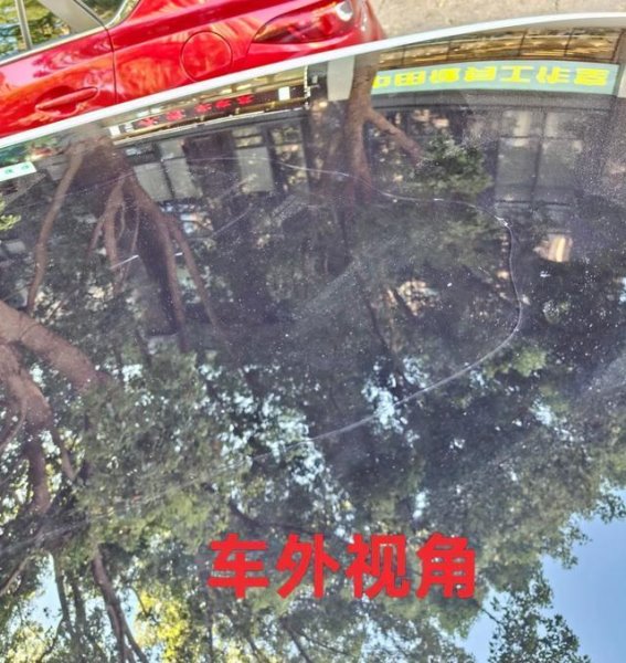 小鹏MONA 03天幕玻璃裂开事件：外力与质量问题的双重考量