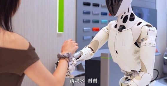 小鹏机器人IRON闪现门店，未来销售模式新篇章