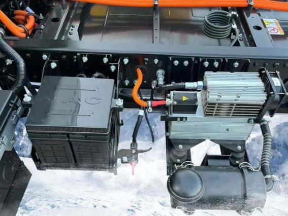 江淮新能源轻卡ES9冷藏车破解夏季冷链运输绿色难题