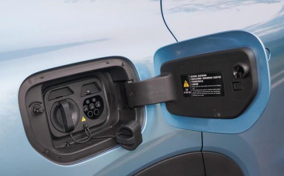 深蓝S05与零跑B10全面对比，谁更适合家用新能源SUV？