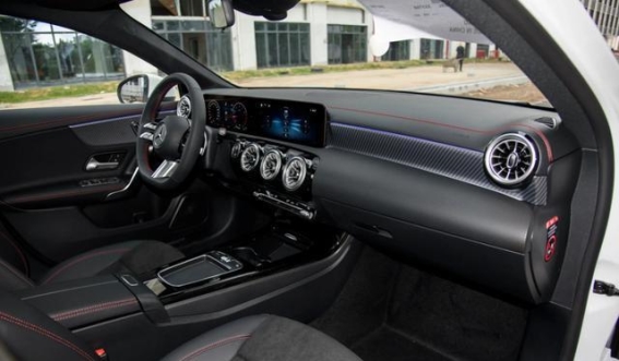 奔驰A级价格腰斩，中产豪车梦遭遇现实考验