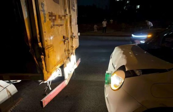 新能源车追尾事故警示 分心驾驶负全责