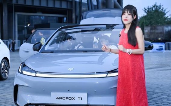 6万级电动车对决，极狐T1如何赢得家庭用户的青睐？