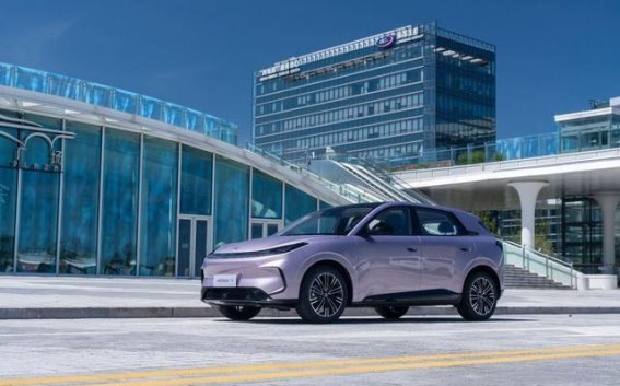 极狐T1与吉利星愿对比：性能全面领先，创新设计带来全新驾乘体验