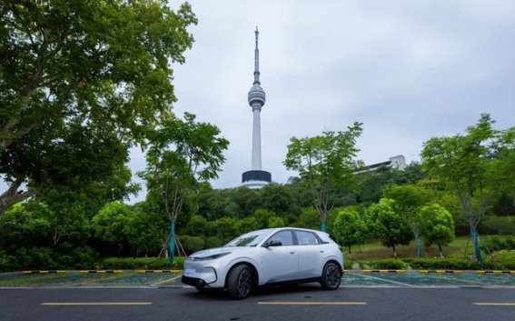 极狐T1与MG4的较量：6.88万元起，谁能脱颖而出？