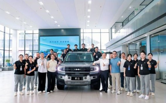 王传福亲自交车，方程豹车主与企业的温情互动