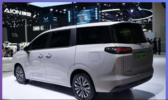 五菱星光730：9万起的国民保姆车，开启MPV市场新风潮