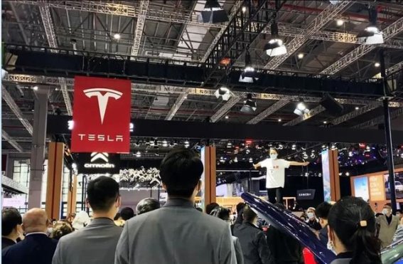 车顶维权女车主四年维权终获胜诉 特斯拉需提供事故行车数据