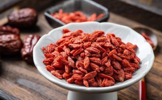枸杞：随手可得的肝肾养护果，泡水吃法与搭配全攻略