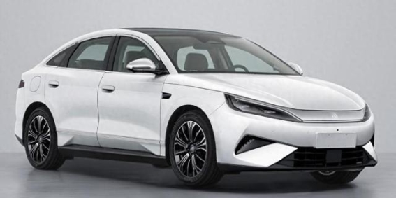 全新比亚迪秦MAX亮相：240kW+5C快充引领价值升级