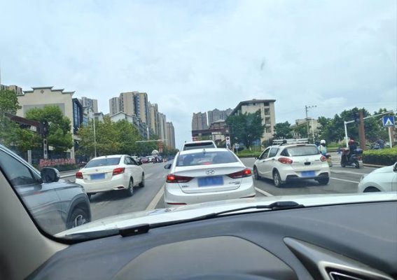 为何拥堵时依然有人执意超车？