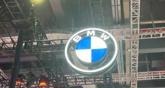 宝马电动化转型中的战略布局：内德利科维奇接任，迎接挑战与机遇