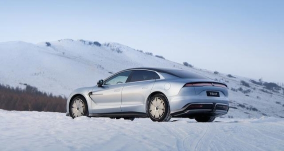 无惧冰雪，仰望U7如何在冬季驾驶中保持卓越控制力