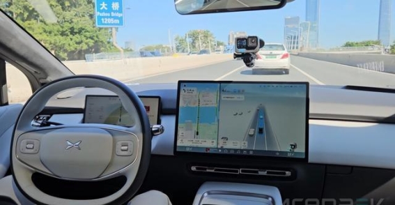 小鹏P7+解析：纯视觉智驾与800V快充引领智能电动新趋势