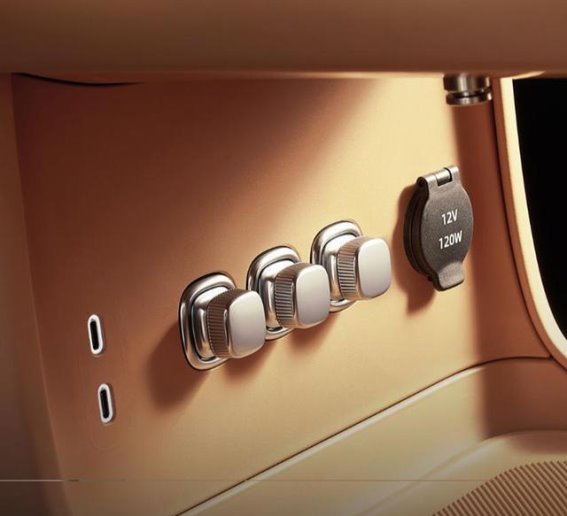 零跑D19大型SUV内饰曝光，6座躺椅布局打造豪华体验