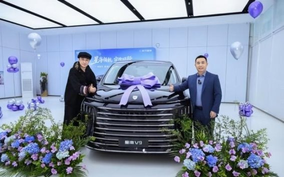 吴镇宇喜提星海V9老友高定版 演绎明星与豪华MPV的双向选择