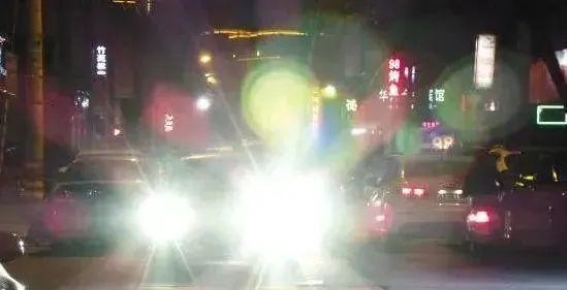 夜间行车远光灯使用注意事项：合理用灯保障安全