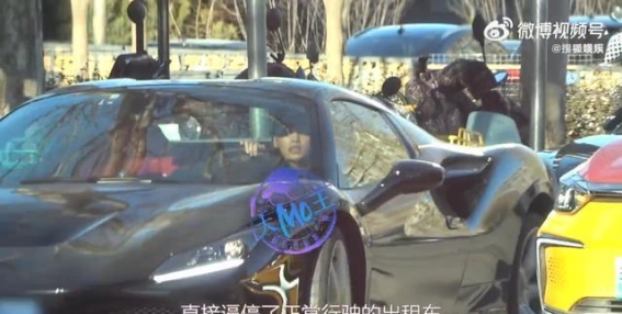 孙怡开车不打转向灯惹争议，交通安全引发热议