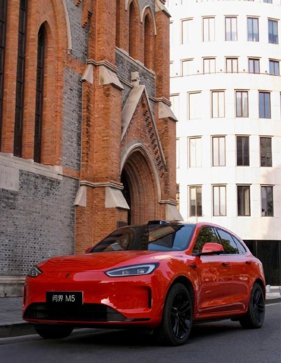 问界新M5 Ultra：年轻消费者的理想选择，智能与豪华的完美融合