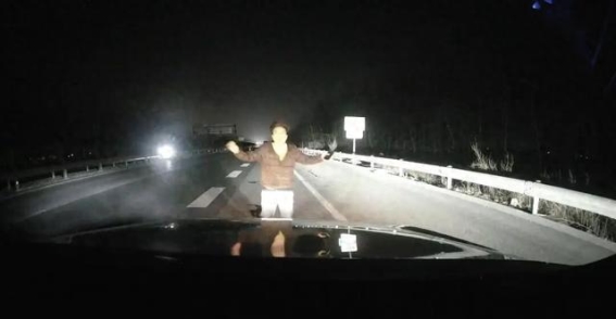 夜半高速惊魂，宝马挡风玻璃上躺人